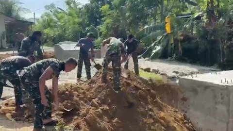 Warga dan TNI Gotong Royong Percepat Pembangunan Jembatan Gantung di Aceh