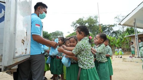 Menerjang Lumpur Pedalaman Sumsel, Lelah Sopir MBG Terbayar Senyum Anak-anak