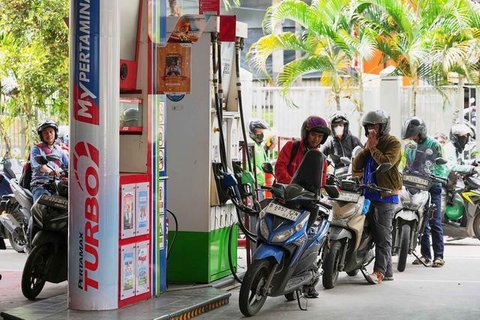 Menurut Airlangga, pasokan minyak global berpotensi terganggu akibat penutupan Selat Hormuz, ditambah eskalasi ketegangan di Laut Merah. Tampak dalam foto, orang-orang mengantre untuk mengisi
