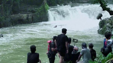 Luna Maya mengalami insiden mengerikan saat syuting film terbarunya, Suzzanna: Santet Dosa di Atas Dosa. Ia nyaris tenggelam di sungai berarus deras. (Foto: Dok. Soraya Intercine Films)