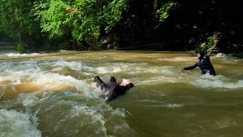 Luna Maya mengalami insiden mengerikan saat syuting film terbarunya, Suzzanna: Santet Dosa di Atas Dosa. Ia nyaris tenggelam di sungai berarus deras. (Foto: Dok. Soraya Intercine Films)