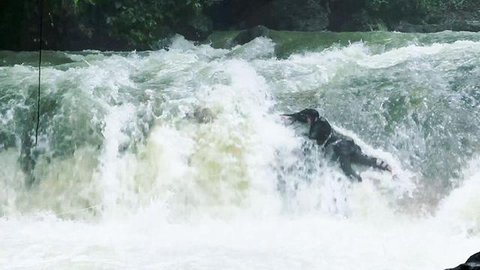 Luna Maya mengalami insiden mengerikan saat syuting film terbarunya, Suzzanna: Santet Dosa di Atas Dosa. Ia nyaris tenggelam di sungai berarus deras. (Foto: Dok. Soraya Intercine Films)