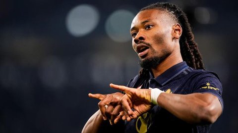 Khephren Thuram bermain luar biasa saat membawa Juventus mengandaskan Hellas Verona. Pemain 23 tahun itu bukan hanya berandil mencetak gol pemecah kebuntuan, tetapi juga menyumbang assist bagi gol Koopmeiners. (Fabio Ferrari/LaPresse via AP)