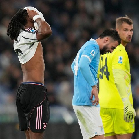 Khephren Thuram dari Juventus bereaksi setelah gagal memanfaatkan peluang dalam pertandingan Serie A melawan Lazio di Olimpico, Minggu, 26 Oktober 2025. (AP Photo/Gregorio Borgia)