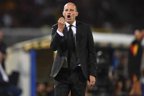 Pelatih AC Milan, Massimiliano Allegri, memberikan instruksi kepada para pemainnya selama pertandingan Serie A Italia antara AC Milan dan AS Roma di Stadion San Siro, Milan, pada 2 November 2