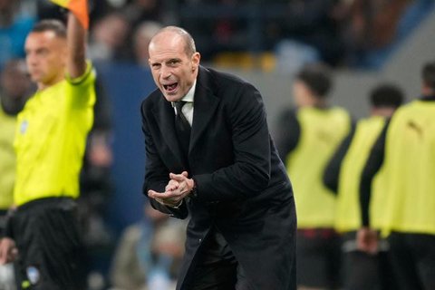 Pelatih AC Milan, Massimiliano Allegri, memberikan instruksi kepada para pemainnya selama pertandingan Serie A Italia antara AC Milan dan AS Roma di Stadion San Siro, Milan, pada 2 November 2