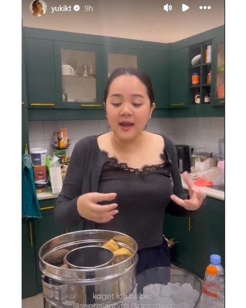 Potret dapur dan meja makan di rumah Aaliyah Massaid saat bukber geng artis. [IG: @aurelie.hermansyah]