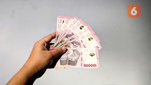 Ilustrasi uang rupiah, bansos, THR. (Photo by Defrino Maasy on Pexels)