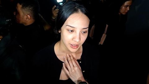 Anya Geraldine saat melayat ke kediaman almarhum Vidi Aldiano, Sabtu (7/3). (Liputan6.com/M. Altaf Jauhar)