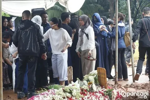 Potret Sheila Dara di Pemakaman Vidi Aldiano, Kenakan Pashmina Warna Biru (foto: Kapanlagi)