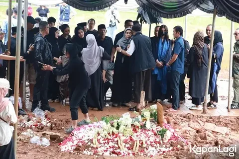 Potret Sheila Dara di Pemakaman Vidi Aldiano, Kenakan Pashmina Warna Biru (foto: Kapanlagi)