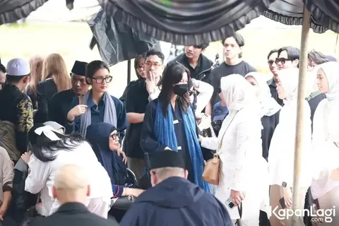 Potret Sheila Dara di Pemakaman Vidi Aldiano, Kenakan Pashmina Warna Biru (foto: Kapanlagi)