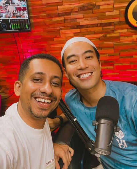 Habib Jafar melayat ke pemakaman Vidi Aldiano di TPU Tanah Kusir, Jakarta. (Foto: Youtube KapanLagiDotKom)