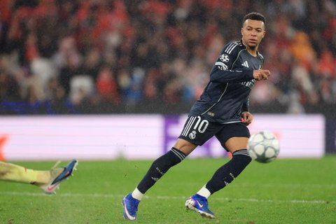 Penyerang Real Madrid asal Prancis, Kylian Mbappe, bereaksi setelah gagal memanfaatkan peluang gol selama pertandingan leg pertama babak play-off babak gugur Liga Champions UEFA antara SL Ben