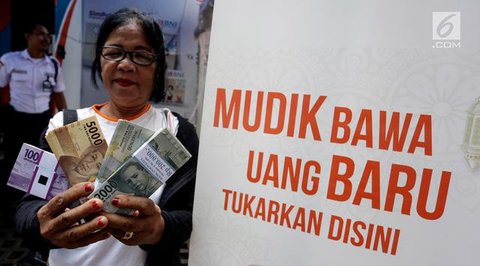 Warga menukarkan uang tunai baru di layanan kas keliling Bank Indonesia di Pasar Kopro, Jakarta Barat, Rabu (29/3/2023). (Liputan6.com/Angga Yuniar)