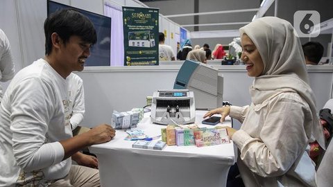Warga menukarkan uang tunai baru di layanan kas keliling Bank Indonesia di Pasar Kopro, Jakarta Barat, Rabu (29/3/2023). (Liputan6.com/Angga Yuniar)