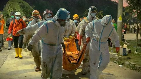 Tim SAR gabungan kembali menemukan korban tewas akibat longsoran gunungan sampah di  Zona 4 TPST Bantargebang. (Foto: Istimewa).