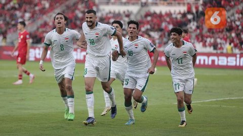 Selebrasi para pemain Irak merayakan gol ke gawang Indonesia yang dicetak Aymen Hussein (kedua kiri) melalui eksekusi penalti pada laga Grup F putaran kedua Kualifikasi Piala Dunia 2026 zona Asia di Stadion Utama Gelora Bung Karno (SUGBK), Senayan, Jakarta, Kamis (6/6/2024). (Bola.com/Abdul Aziz)