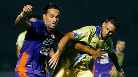 Ezra Walian dan Luciano Guaycochea berduel dalam laga pekan ke-16 BRI Super League 2025/2026 antara Persik Kediri Vs Persib Bandung di Stadion Brawijaya, Kediri, Senin (5/1/2025) malam.