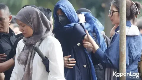 Pevita Pearce ziarah ke makam Vidi Aldiano. Pevita Pearce mengenang momen menyusun rencana menjenguk sahabat yang tengah berjuang melawan kanker. (Foto: M Altaf Jauhar)