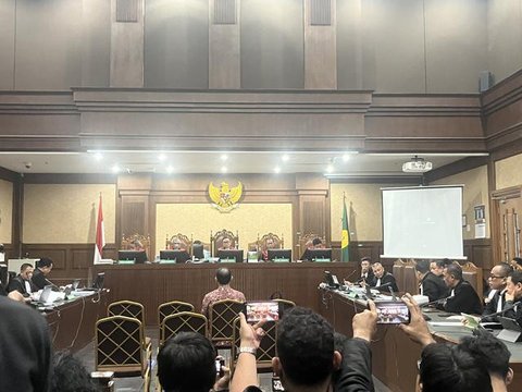 Nadiem Makarim juga menjelaskan bahwa tindakan medis tersebut baru akan dijalani dalam waktu dekat dan bersifat pengobatan rutin pasca-operasi. Tampak dalam foto, mantan Menteri Pendidikan, K
