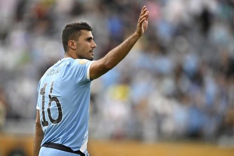 Gelandang Manchester City Rodri bereaksi meninggalkan lapangan setelah mendapat kartu merah dalam pertandingan Liga Inggris melawan Nottingham Forest di Etihad Stadium, Manchester, Sa