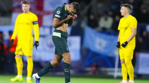Gelandang Manchester City Rodri bereaksi meninggalkan lapangan setelah mendapat kartu merah dalam pertandingan Liga Inggris melawan Nottingham Forest di Etihad Stadium, Manchester, Sa