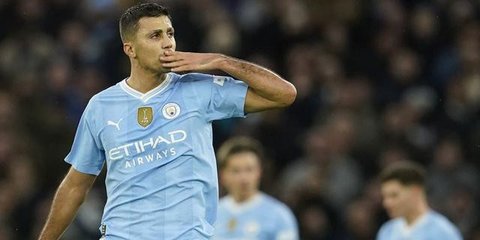 Gelandang Manchester City Rodri bereaksi meninggalkan lapangan setelah mendapat kartu merah dalam pertandingan Liga Inggris melawan Nottingham Forest di Etihad Stadium, Manchester, Sa