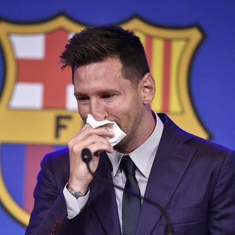 Lionel Messi saat mencetak gol pertama Barcelona ke gawang Celtic pada laga kelima Grup C Liga Champions di Celtic Park, Rabu (23/11/2016). (AFP/Paul Ellis)