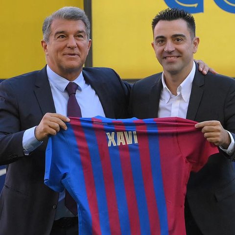 Presiden Klub Barcelona, Joan Laporta berhasil meyakinkan Xavi Hernandez untuk menangani Barcelona setelah kesuksesannya membesut Al-Sadd di Liga Qatar dengan raihan deretan trofi domestik. (AFP/Lluis Gene)