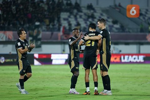 Jan Olde Riekerink dan Alexis Messidoro mengikuti sesi konferensi pers jelang leg kedua babak perempat final AFC Challenge League 2025/2026 di ruang konferensi pers Indomilk Arena, Rabu (11/3