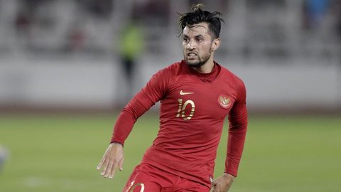 Ketua Umum Persatuan Sepak Bola Seluruh Indonesia (PSSI) Erick Thohir (ketiga kanan) menerima plakat kerja sama dari Chairman of CEO Kelme Global, Clinten KE (kedua kanan) disaksikan Waketum