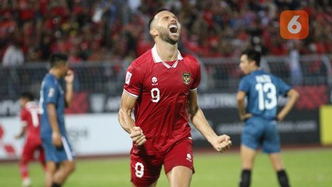 Ketua Umum Persatuan Sepak Bola Seluruh Indonesia (PSSI) Erick Thohir (ketiga kanan) menerima plakat kerja sama dari Chairman of CEO Kelme Global, Clinten KE (kedua kanan) disaksikan Waketum