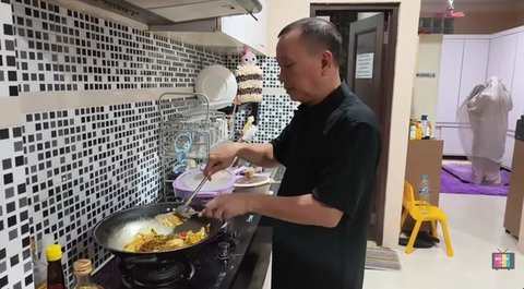 Potret Ruang Makan di Rumah Ayu Ting Ting Saat Sahur (Foto: YouTube Qiss You TV)