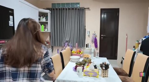 Potret Ruang Makan di Rumah Ayu Ting Ting Saat Sahur (Foto: YouTube Qiss You TV)