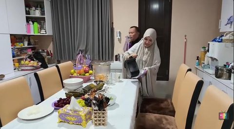 Potret Ruang Makan di Rumah Ayu Ting Ting Saat Sahur (Foto: YouTube Qiss You TV)