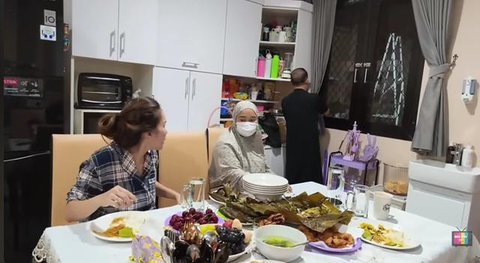 Potret Ruang Makan di Rumah Ayu Ting Ting Saat Sahur (Foto: YouTube Qiss You TV)