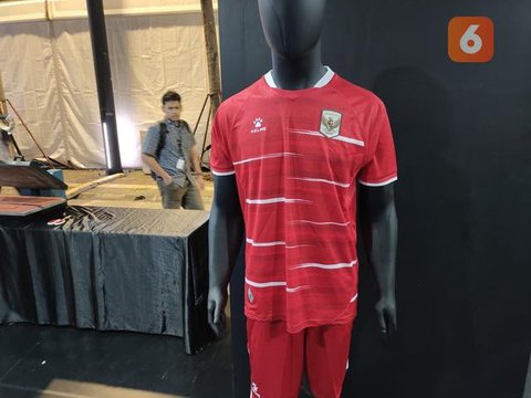 Ketua Umum PSSI, Erick Thohir, memegang jersey away Timnas Indonesia yang baru dilaunching oleh Kelme di Stadion Utama Gelora Bung Karno (SUGBK) Senayan, Jakarta, Kamis (12/3/2026) malam WIB.