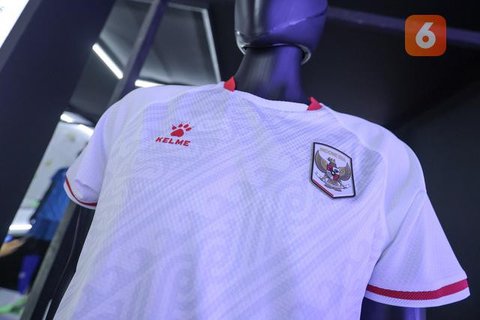 Ketua Umum PSSI, Erick Thohir, memegang jersey away Timnas Indonesia yang baru dilaunching oleh Kelme di Stadion Utama Gelora Bung Karno (SUGBK) Senayan, Jakarta, Kamis (12/3/2026) malam WIB.