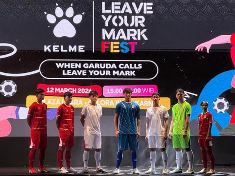 Ketua Umum PSSI, Erick Thohir, memegang jersey away Timnas Indonesia yang baru dilaunching oleh Kelme di Stadion Utama Gelora Bung Karno (SUGBK) Senayan, Jakarta, Kamis (12/3/2026) malam WIB.