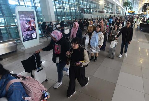 Diperkirakan lonjakan penumpang akan terjadi di 35 bandara yang dikelola kelolaan InJourney selama masa angkutan Lebaran tahun ini. Tampak dalam foto, calon penumpang saat berada di Terminal