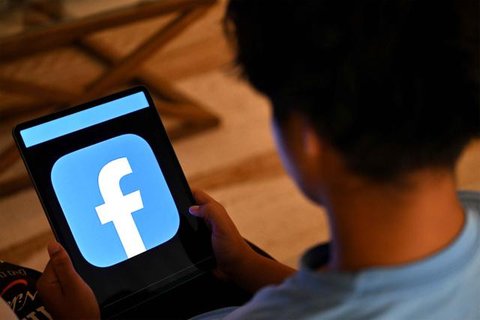 Dengan berlakunya aturan ini, platform media sosial seperti TikTok, Instagram, dan YouTube bakal memblokir lebih dari satu juta akun. Tampak dalam foto, seorang anak laki-laki berusia 13 tahu