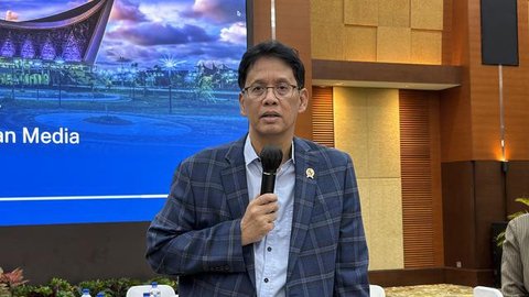 Pegawai memperlihatkan mata uang rupiah di salah satu gerai penukaran mata uang di Jakarta, Kamis (5/1/2023). Mengutip data Bloomberg pukul 15.00 WIB, rupiah ditutup turun 0,22 persen atau 34