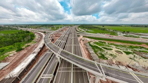 Pedagang menawarkan daganganya ke para pemudik di Jalan tol Cikopo - Palimanan KM 73, Purwakarta, Jawa Barat, Sabtu (30/4/2022). Padatnya arus lalu lintas ruas tol trans jawa, membuat peda