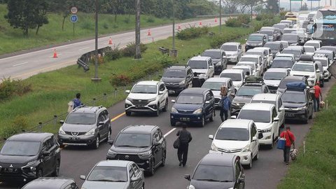 Pedagang menawarkan daganganya ke para pemudik di Jalan tol Cikopo - Palimanan KM 73, Purwakarta, Jawa Barat, Sabtu (30/4/2022). Padatnya arus lalu lintas ruas tol trans jawa, membuat peda