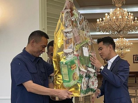 Rismon Sianipar dipeluk Wapres Gibran Rakabuming Raka (merdeka.com/Nur Habibie)