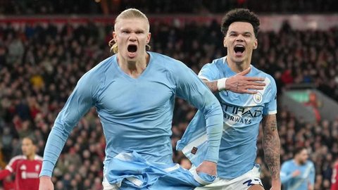 Striker Manchester City, Erling Haaland bereaksi setelah melewatkan sebuah peluang dalam pertandingan sepak bola Liga Premier Inggris antara Manchester City dan Fulham di Stadion Etihad, Manc