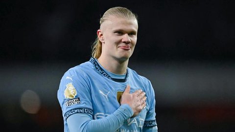 Striker Manchester City, Erling Haaland bereaksi setelah melewatkan sebuah peluang dalam pertandingan sepak bola Liga Premier Inggris antara Manchester City dan Fulham di Stadion Etihad, Manc