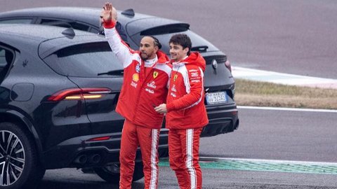 Pembalap Ferrari asal Monako, Charles Leclerc, terlihat di garasinya dekat jalur pit selama sesi latihan kedua untuk Grand Prix Formula 1 Kanada 2025 di Sirkuit Gilles-Villeneuve di Montre