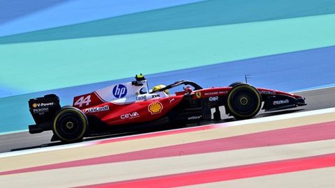 Pembalap Ferrari asal Monako, Charles Leclerc, terlihat di garasinya dekat jalur pit selama sesi latihan kedua untuk Grand Prix Formula 1 Kanada 2025 di Sirkuit Gilles-Villeneuve di Montre